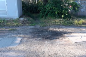 Uredna pešačka staza kod stadiona zapuštena i uništena
