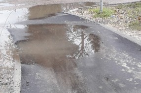 Voda na novom trotoaru u Malom Bajmoku