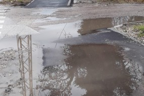 Voda na novom trotoaru u Malom Bajmoku