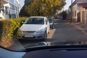 Kod VTŠ nepropisno parkiranje na kolovozu
