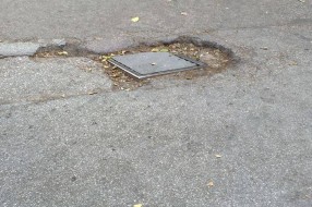 Кратер у центру града