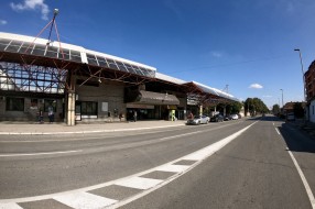 Isprekidana linija kod glavne autobuske?