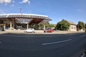 Isprekidana linija kod glavne autobuske?