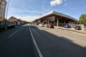 Isprekidana linija kod glavne autobuske?