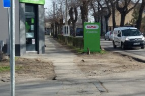 Reklamna tabla ometa preglednost saobraćajnice