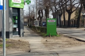Reklamna tabla ometa preglednost saobraćajnice