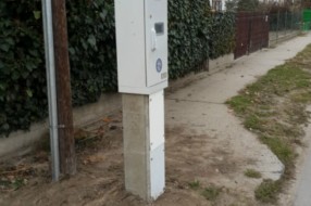Stavili stub nasred pešačkog puta!
