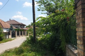 Neprohodni trotoar za pešake u prometnoj ulici!!