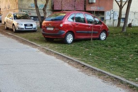 Parkiranje na zelenoj površini na Radijalcu