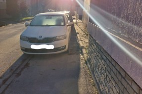 Parkiranje na trotoaru u Ulici Matije Korvina