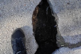 Rupa na parkingu u ulici Braće Radić