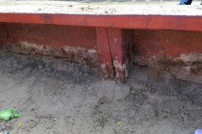 Dosuti pesak u peskarnik na dečjem igralištu u Dudovoj šumi