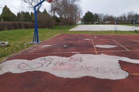 Košarkaški teren kod Kerskog groblja u lošem stanju