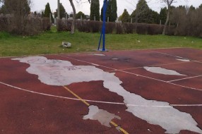 Košarkaški teren kod Kerskog groblja u lošem stanju