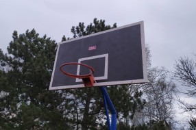 Košarkaški teren kod Kerskog groblja u lošem stanju