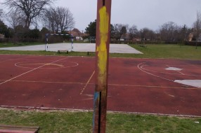 Košarkaški teren kod Kerskog groblja u lošem stanju