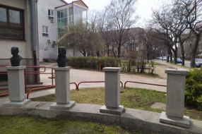 Biste ispred Zavoda za javno zdravlje