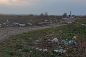 Divlja deponija na izlazu iz Starog Žednika prema Đurđinu