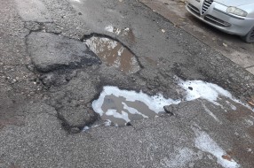 Katastrofalno stanje asfalta u Ulici Dinka Šimunovića
