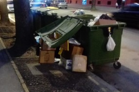 Kontejneri u Đure Đakovića ispred broja 13