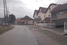 Uzak put i udarne rupe u delu Aleksandrova od raskrsnice Starine Novaka prema ulici Josipa Šokčića