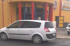 Parkiranje na nepreglednom mestu na beogradskom putu