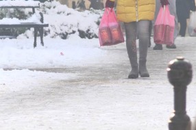 Upozorenje na izuzetno klizav deo šetališta na Prozivci