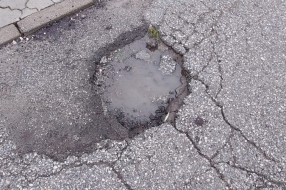 Opasna rupa na asfaltu (Hvarska ulica)