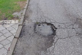 Opasna rupa na asfaltu (Hvarska ulica)