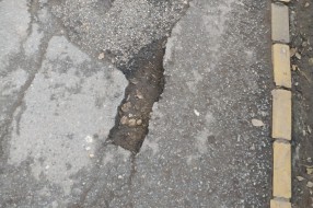 Rupe na trotoaru u Ulici Maksima Gorkog