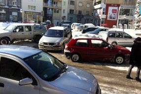 Neuviđajno parkiranje auta i pohvala za čišćenje parking mesta