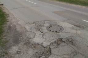 Udarne rupe u ulici Jovana Mikića