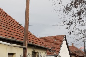Stara bandera koja se pomera u Ulici Bogoboja Atanackovića