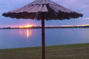 Suncobrani na peščanoj plaži na Paliću
