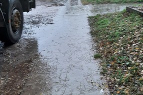 Loše stanje pešačke staze na Beogradskom putu kod Lidla