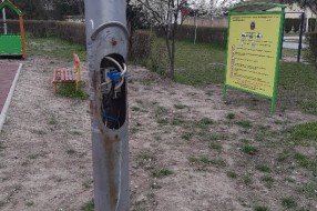 Bez poklopca na razvodnoj kutiji na dečijem igralištu u ulici Starine Novaka