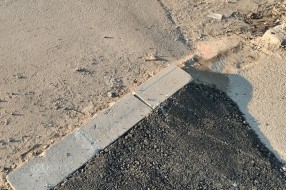 Opasan ivičnjak na prelazu na biciklističkoj stazi kod Lidla