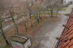Nadležnost prilaza zgradi i prodajnom objektu u Bele Bartoka