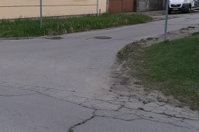 Udarne rupe na raskrsnici ulica Ratka Mitrovića i Miloša Obilića