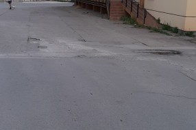 Udarne rupe na raskrsnici ulica Ratka Mitrovića i Miloša Obilića