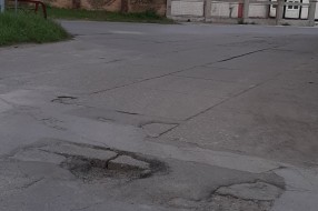Udarne rupe na raskrsnici ulica Ratka Mitrovića i Miloša Obilića