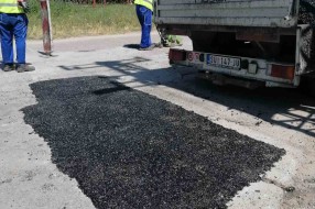 Udarne rupe na raskrsnici ulica Ratka Mitrovića i Miloša Obilića