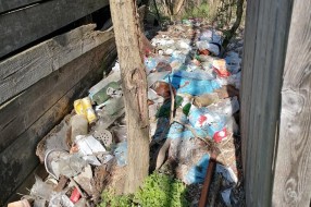 Divlja deponija u Bikovu, u blizini fudbalskog terena