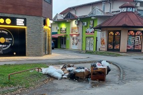 Pomeren kontejner u Lovre Bračuljevića = smeće na ulici