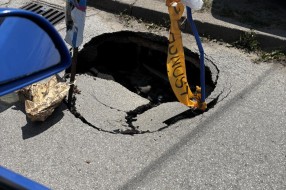Dokle više! danima je ovako (udarna rupa na putu u Vinogradarskoj ulici)