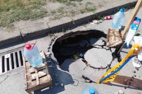 Dokle više! danima je ovako (udarna rupa na putu u Vinogradarskoj ulici)