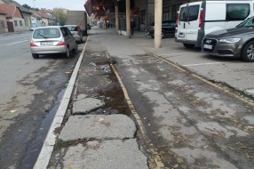 Trotoar i biciklistička staza ispred glavnog ulaza u Autobusku stanicu