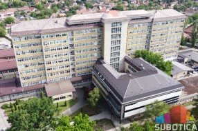 Propale betonske ploče na privremenom urgentnom prijemu ispred bolnice