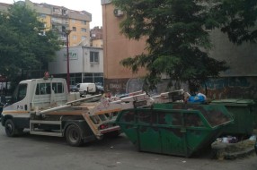 Prepunjeni kontejneri i zapuštena zelena površina u Šumskoj ulici
