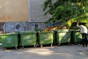 Prepunjeni kontejneri i zapuštena zelena površina u Šumskoj ulici